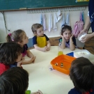 Creche aprende as cores e a fazer massa de modelar