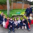 Turma da creche reutiliza terra para plantar rabanetes