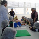 Creche faz salada de frutas