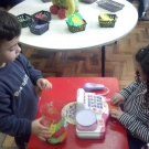 Turma 003 aprende com fruteira em sala de aula