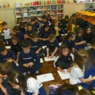 Alunos fazem biscuit em homenagem ao Dia das Mães