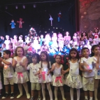  Em clima de Natal, estudantes apresentam musical