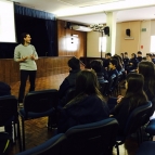 Jovens participam de um talk sobre mundo dos games