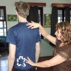 Estudantes passam por avaliação postural