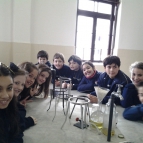 Alunos do 5º ano fazem experiências no laboratório