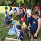 Alunos do Pré 2 jogam Hopi! Hopi! Hopi! na fazenda