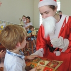 Alunos alegram o Natal na Creche Ir. Ambrósio