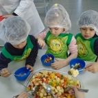 Creche faz salada de frutas