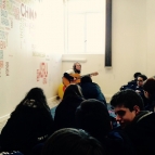 Música desenvolve habilidades em aula de inglês