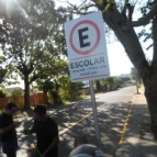 Sinalização de segurança em frente à Escola