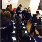 8º ano participa de aula de Musical Chairs