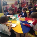 Creche estuda expressões faciais na aula de Inglês