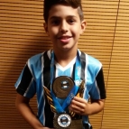 Aluno recebe premiação do Atleta Nota Dez