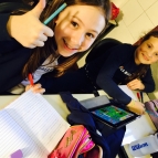 4º ano estuda hora do rush  em aula de Inglês