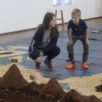 Maquete Gigante sobre o Mapa Físico do Mundo