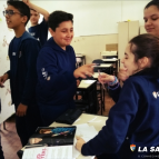 6º ano realiza atividade com 'present continuous'