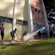 Estudantes desenvolvem foguetes em aula de Física