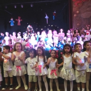  Em clima de Natal, estudantes apresentam musical