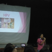 Alunas são vacinadas contra o HPV