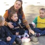 Aluna de inclusão ganha bota especial para locomoção