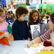 Turmas do 1º Ano EF recebem escritora Inara Moraes