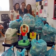 Creche I entrega brinquedos no Hospital São Lucas