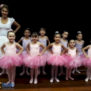 Escolinha de Ballet realiza apresentação 