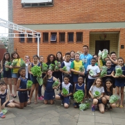 Projeto Horta: 4º Ano realiza colheita dos alfaces