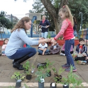 Alunos do Pré 2 plantam Horta de Temperos