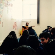 Música desenvolve habilidades em aula de inglês