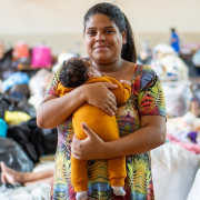 Bebê que nasceu em abrigo ganha bolsa de estudos