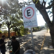 Sinalização de segurança em frente à Escola