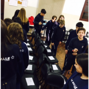 8º ano participa de aula de Musical Chairs