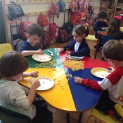 Creche estuda expressões faciais na aula de Inglês