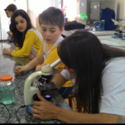 Laboratório de Ciências com 4º ano 