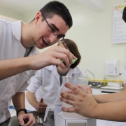 Alunos produzem álcool em gel para uso coletivo