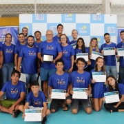 Professores e alunos participam do Curso de natação