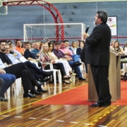 Cortella realiza discussão sobre educação