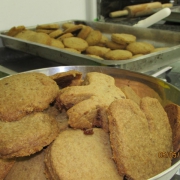 Alunos fazem biscoito escocês para o Dia das Mães