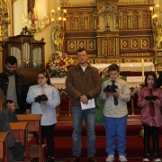 Famílias prestigiam a missa do Dia dos Pais