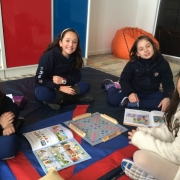 Kids 2 estuda inglês com palavras cruzadas