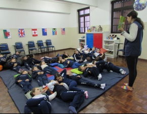 1º ano visita a nova sala de Língua Inglesa