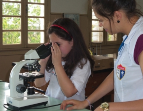 Aula prática no Laboratório de Ciências