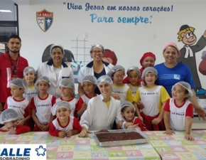 Aula de Culinária Prepara Surpresa Para as Mães