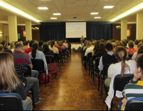 Palestra discute disciplina e futuro dos filhos