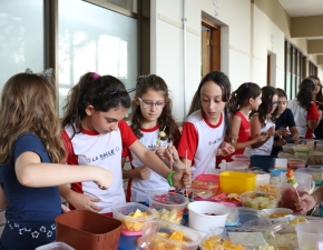 Espetinho de frutas do 4º ano