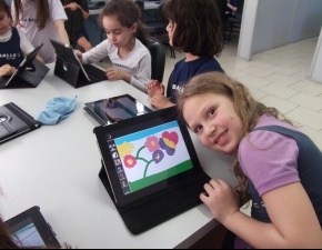 Turma 112 usando os Ipads