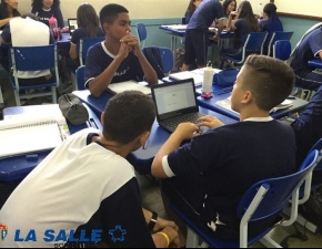 Estudantes Utilizam Chromebooks