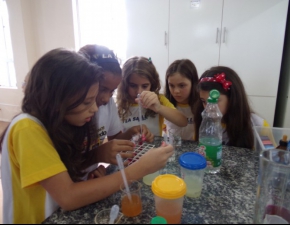 5º ANO B EM AULA NO LABORATÓRIO DE CIÊNCIAS