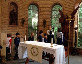 Estudantes celebram o Dia dos Santos Anjos da Guarda